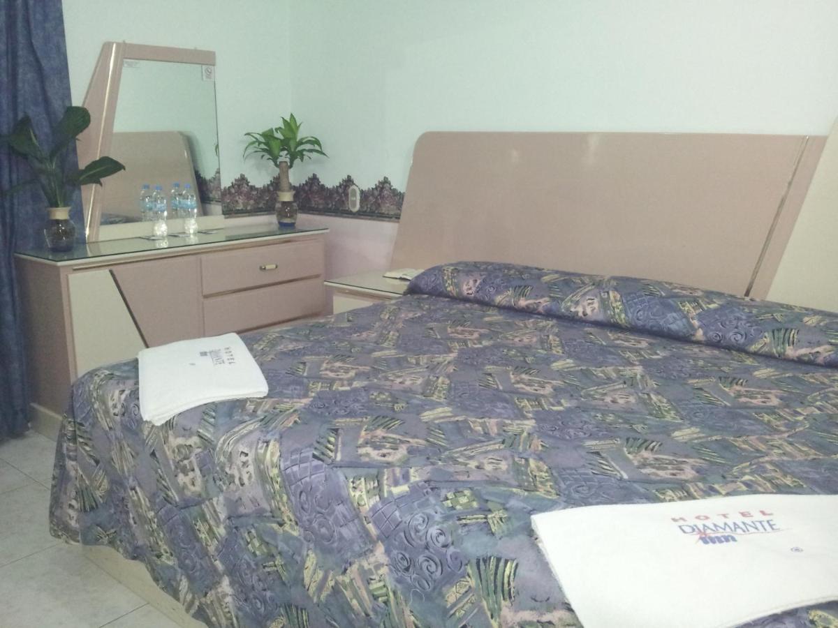 Hotel Diamante Inn Uriangato Buitenkant foto